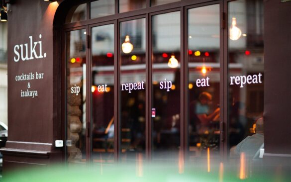 Peut-on bien manger tout en savourant un délicieux cocktail, pensés l&rsquo;un pour l&rsquo;autre ? Suki Paris veut rendre ce rêve accessible à tous, dans son izakaya en plein 18e.