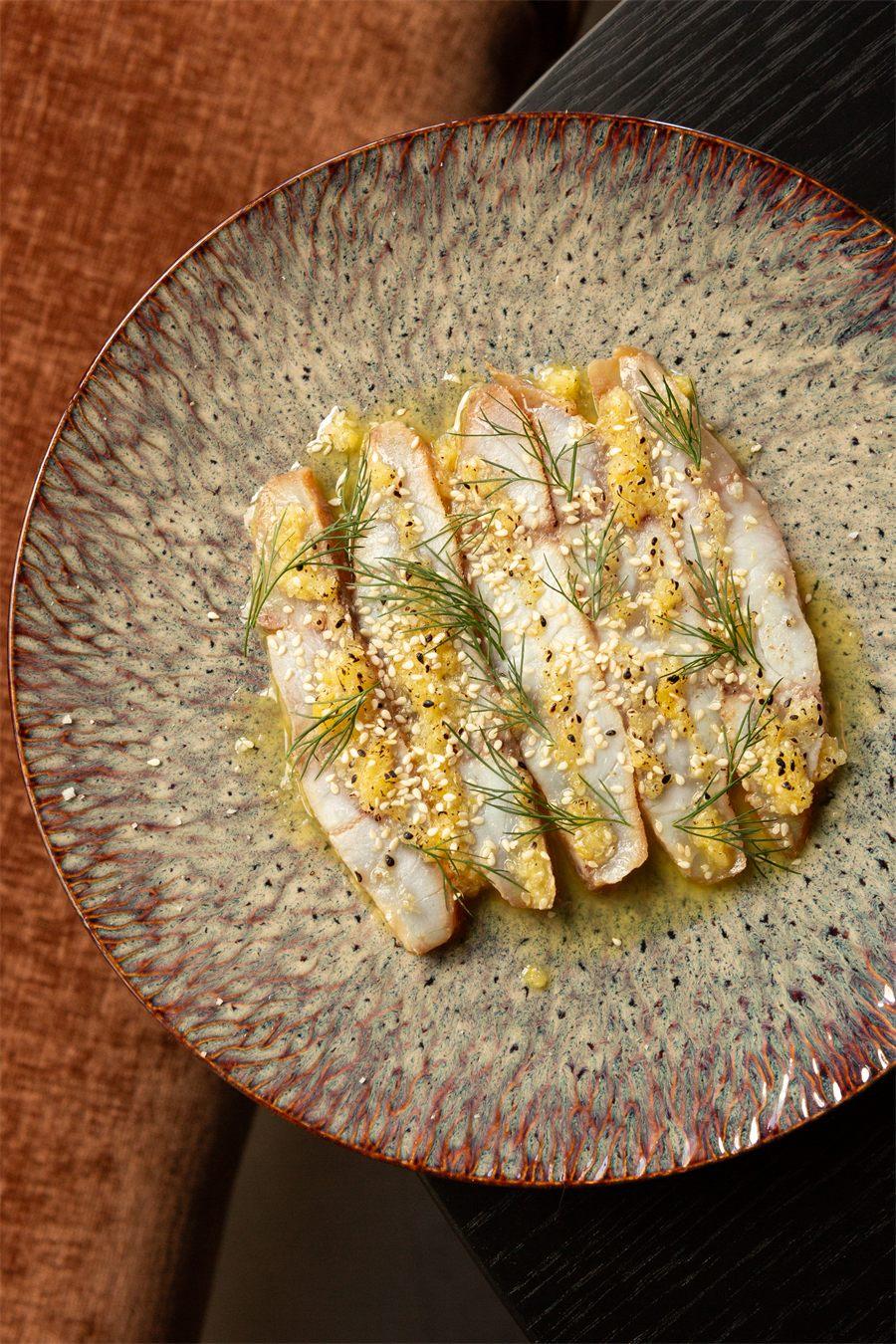 Hamachi en carpaccio au sésame et à l'aneth, une petite assiette de Suki Paris