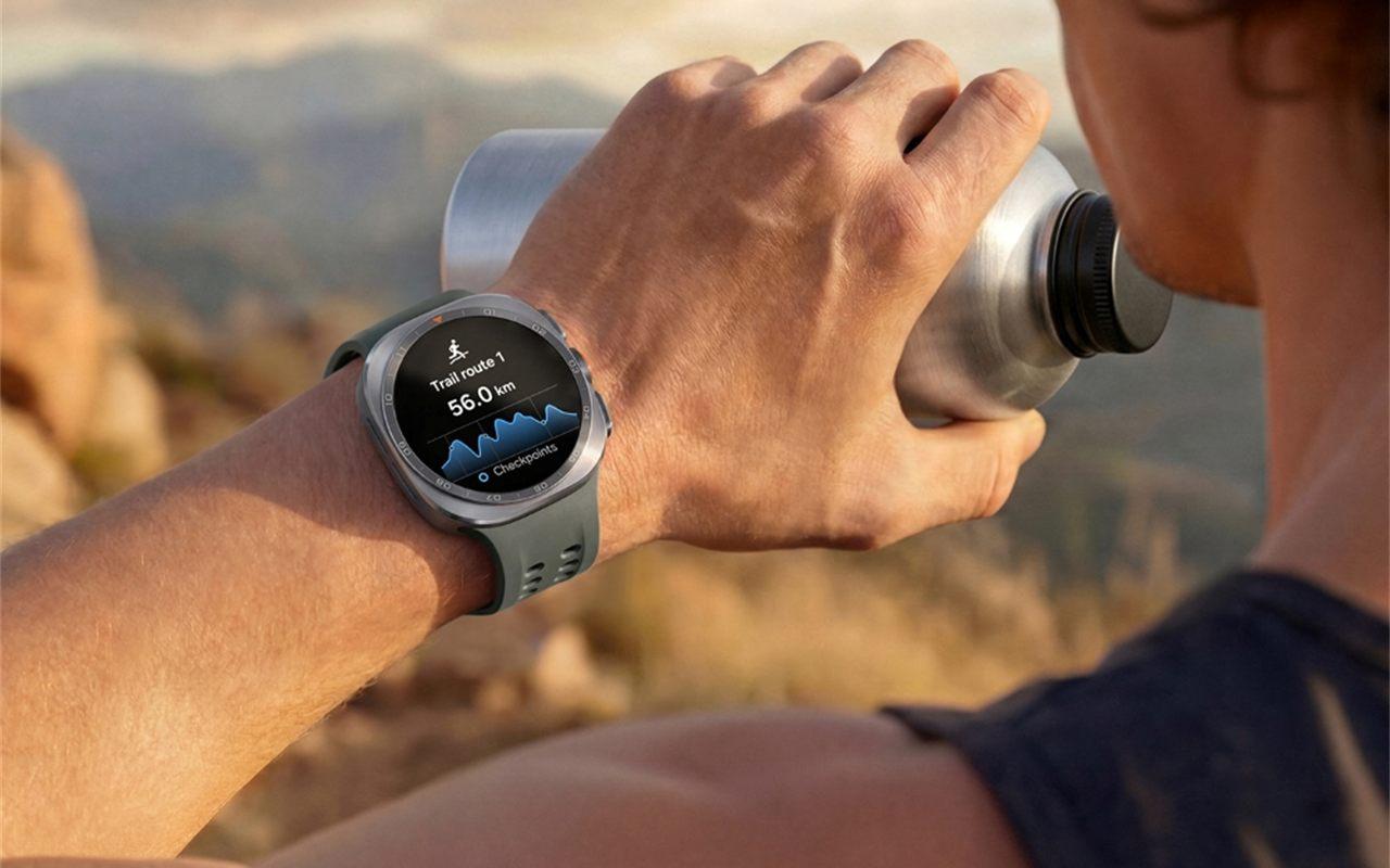 Samsung Galaxy Watch Ultra2 au poignet d'un traileur en montagne