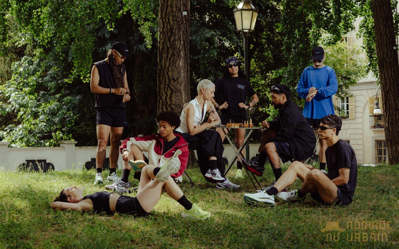 Groupe en tenue de sport au repos dans un parc, chausse de Saucony ProGrid Guide 7