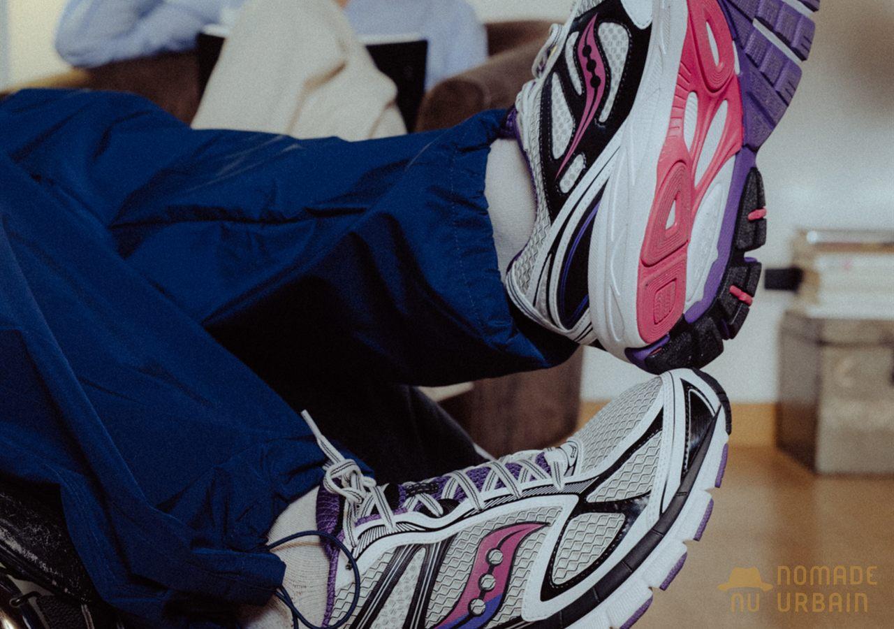 Semelle de la Saucony ProGrid Guide 7 White/Drupe, dessin violet et rose et marquage progrid