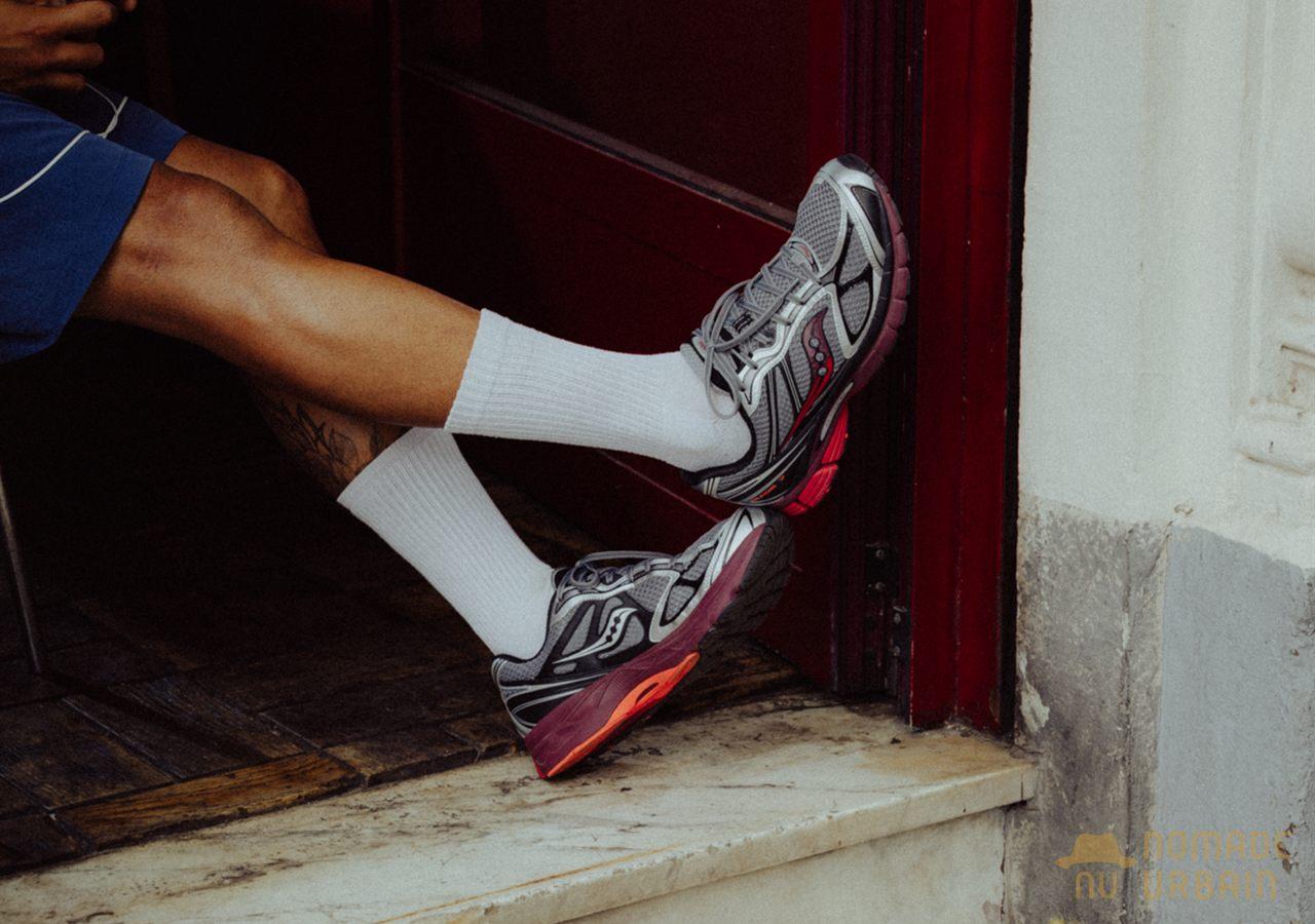 Détail de la Saucony ProGrid Guide 7 Silver/Maroon, mesh gris et semelle bordeaux