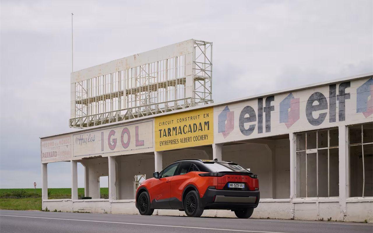 Subaru Uncharted orange devant un ancien circuit automobile