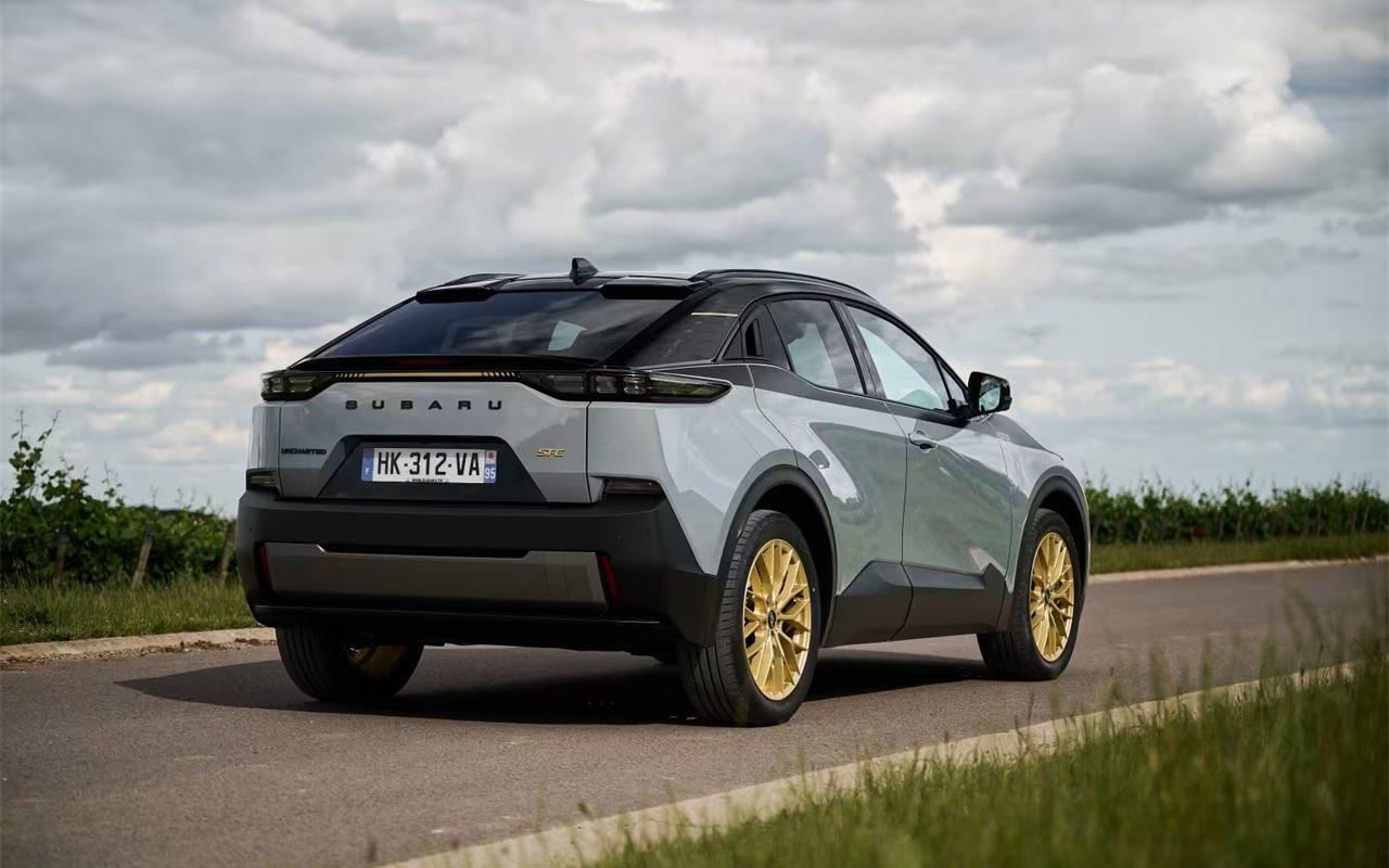 Subaru Uncharted ST-E vu de trois quarts arrière, jantes dorées