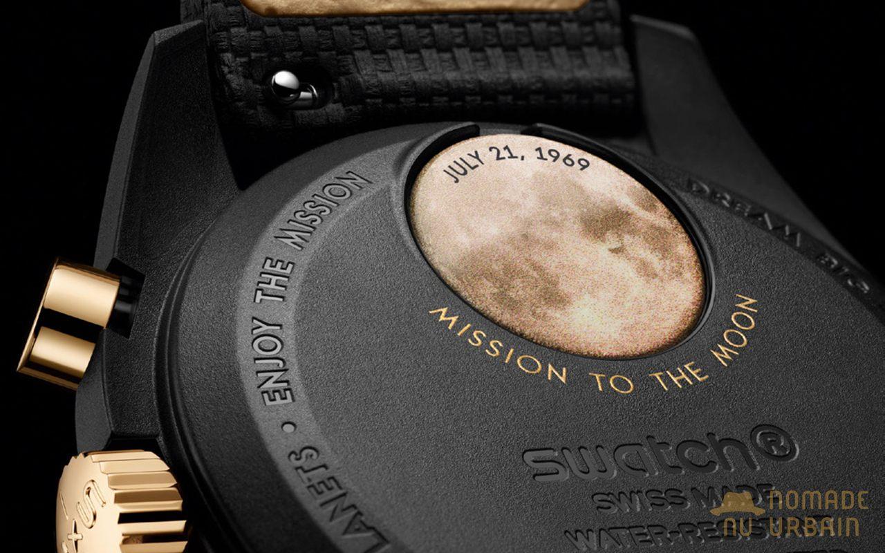 Fond de boîte de la MoonSwatch gravé Mission to the Moon avec une lune dorée