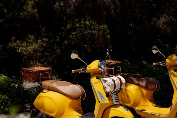Cette Vespa jaune n&rsquo;a qu&rsquo;une idée en tête : vous faire tout lâcher pour filer vers la mer