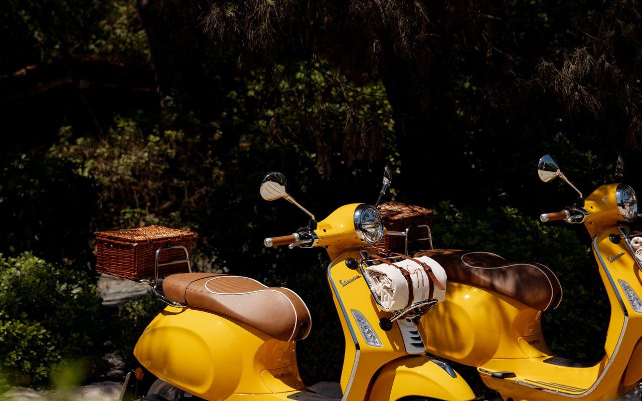 Deux Vespa Gigi jaune soleil garées sous les pins à Gigi Saint-Tropez