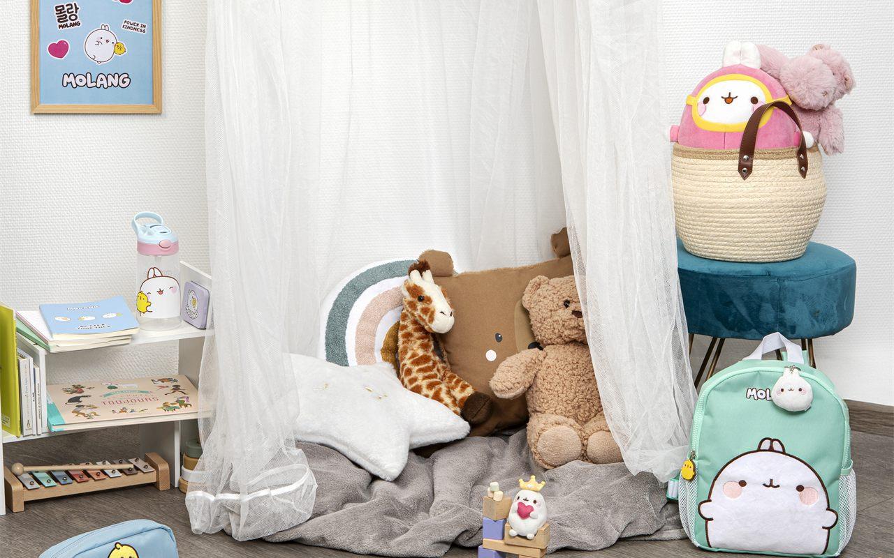 Sac à dos et papeterie Molang dans une chambre d'enfant