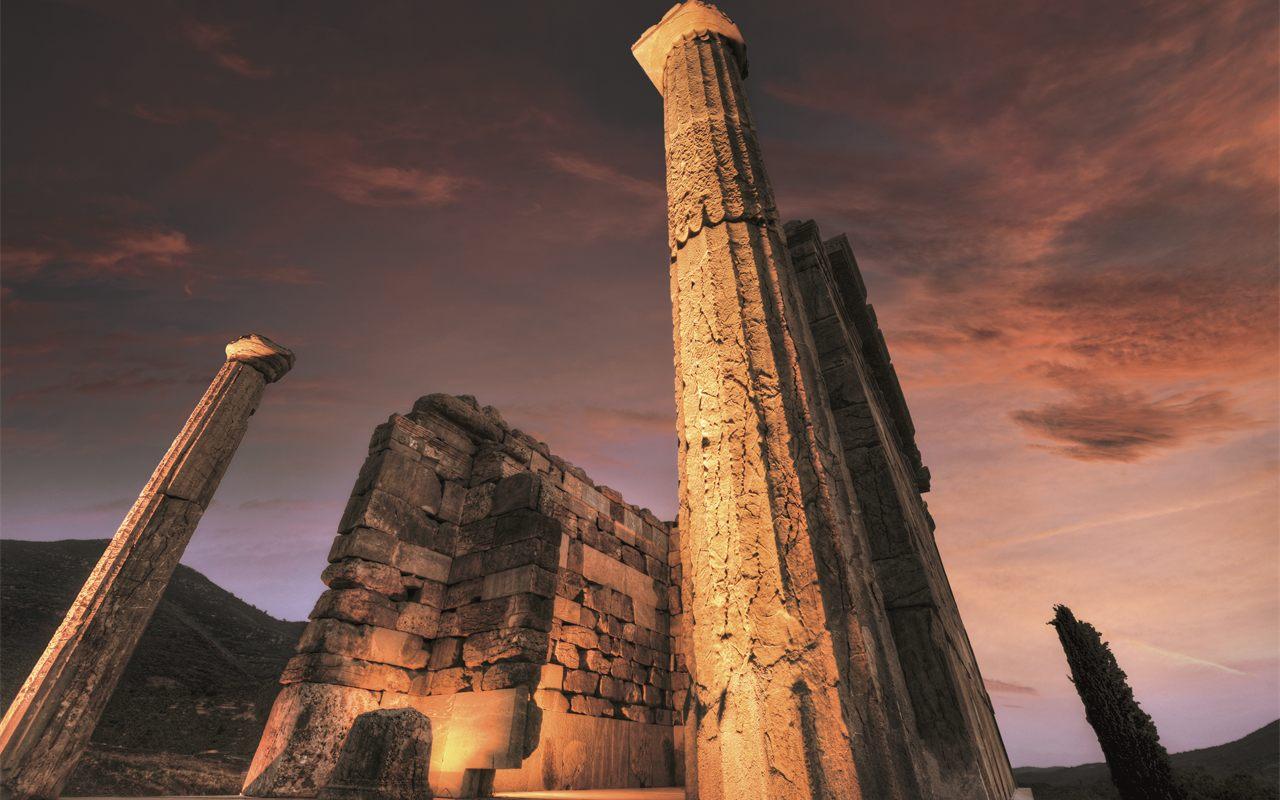 Colonnes antiques du site de Messène au crépuscule, en Messénie