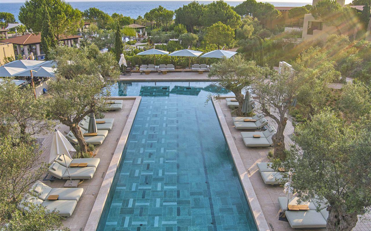 Piscine d'un resort Costa Navarino face au paysage de la Messénie