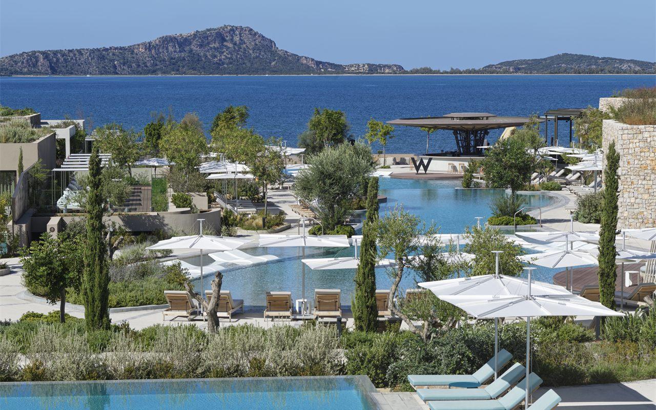 Piscines du W Costa Navarino face à la baie de Navarino