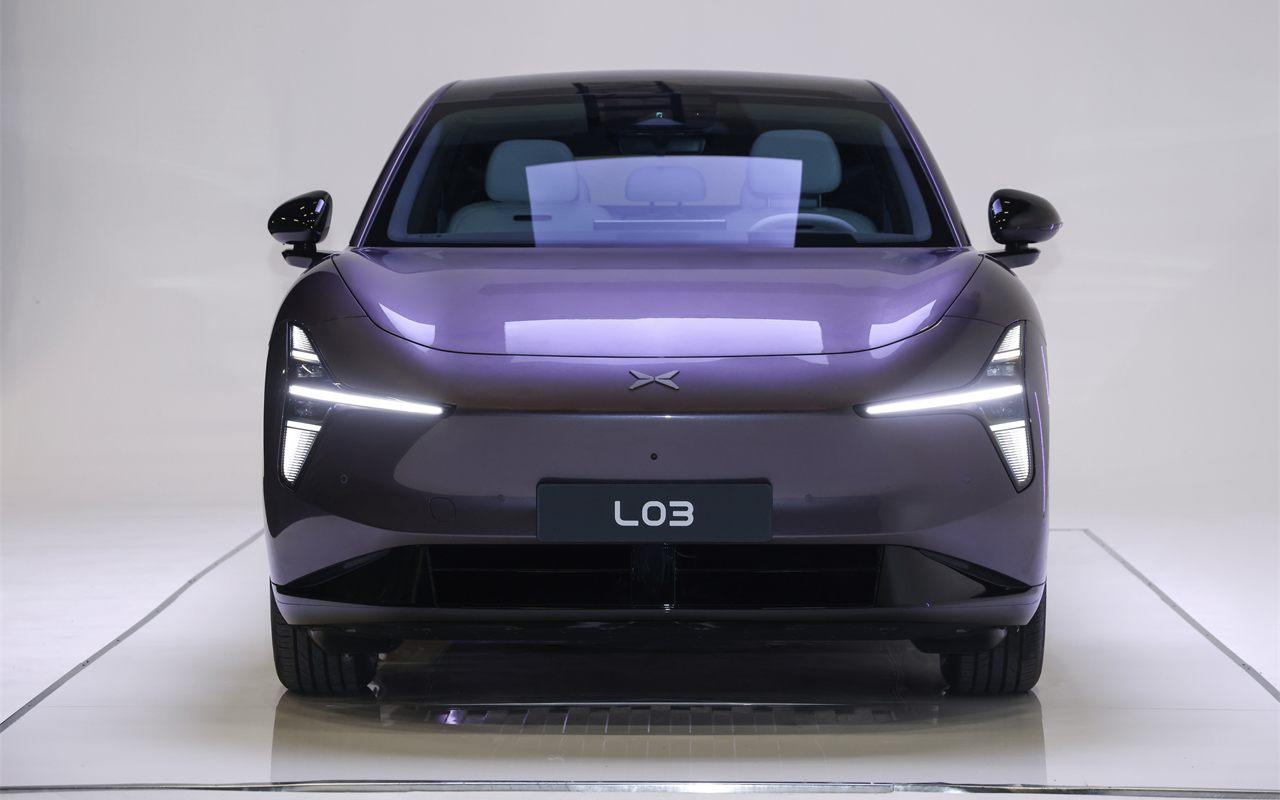 Face avant du XPENG L03, signature lumineuse et logo de la marque