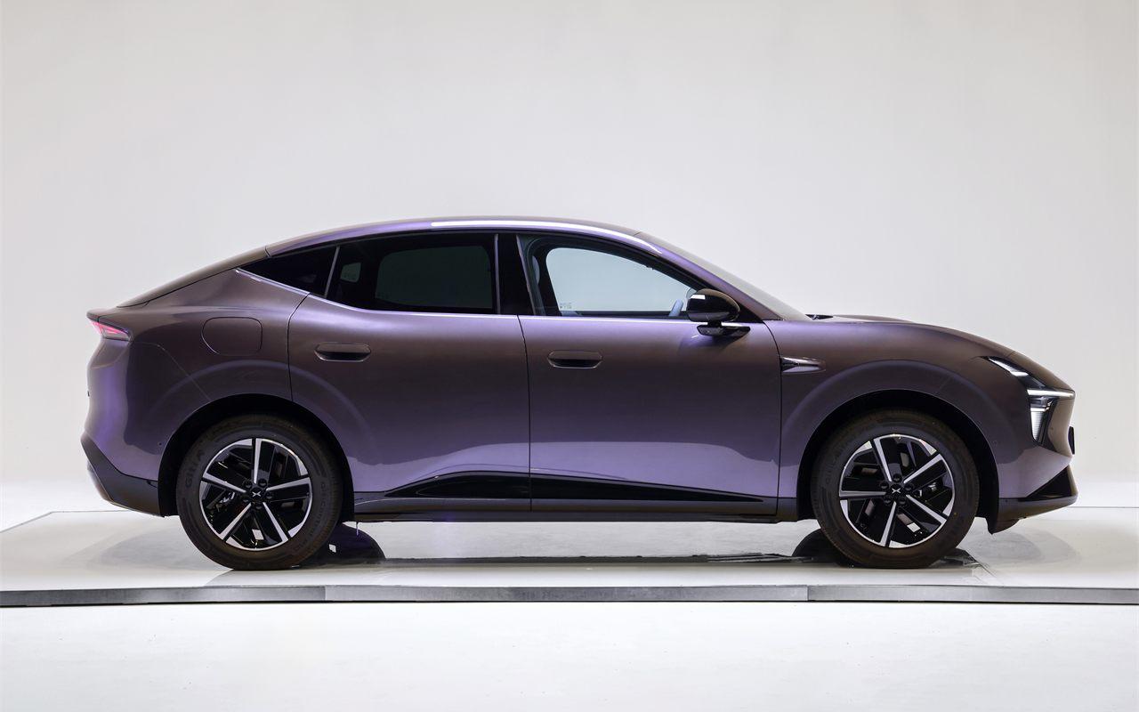 Profil du XPENG L03, silhouette de SUV coupé et ligne de toit fastback