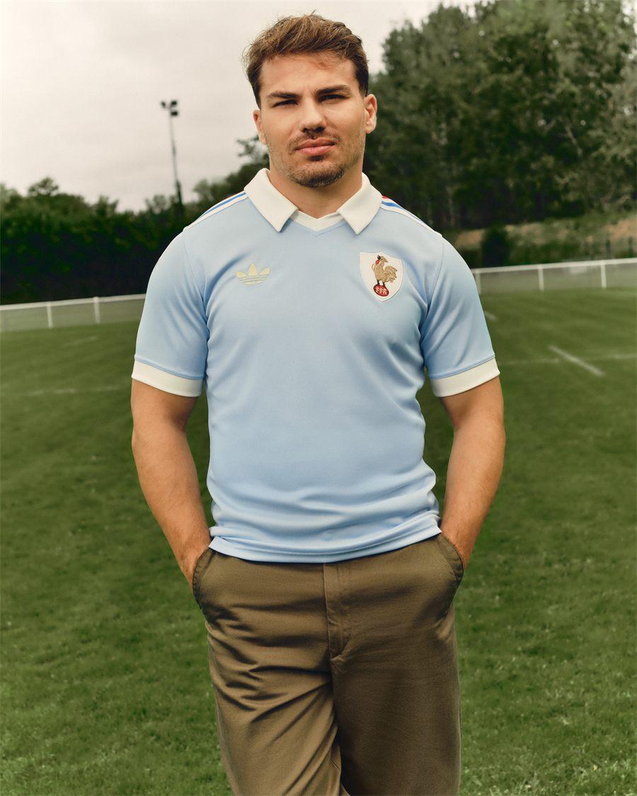 Trois pièces de la collection adidas France Rugby 120 ans portées : polo, maillot de pré-match, maillot bleu