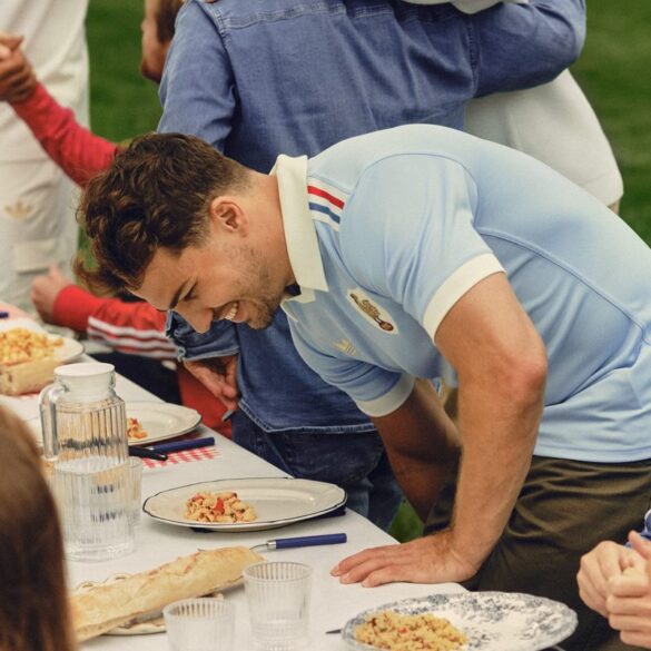 Le bleu ciel et le trèfle d&rsquo;antan : adidas France Rugby 120 ans réveille toute la nostalgie du Crunch