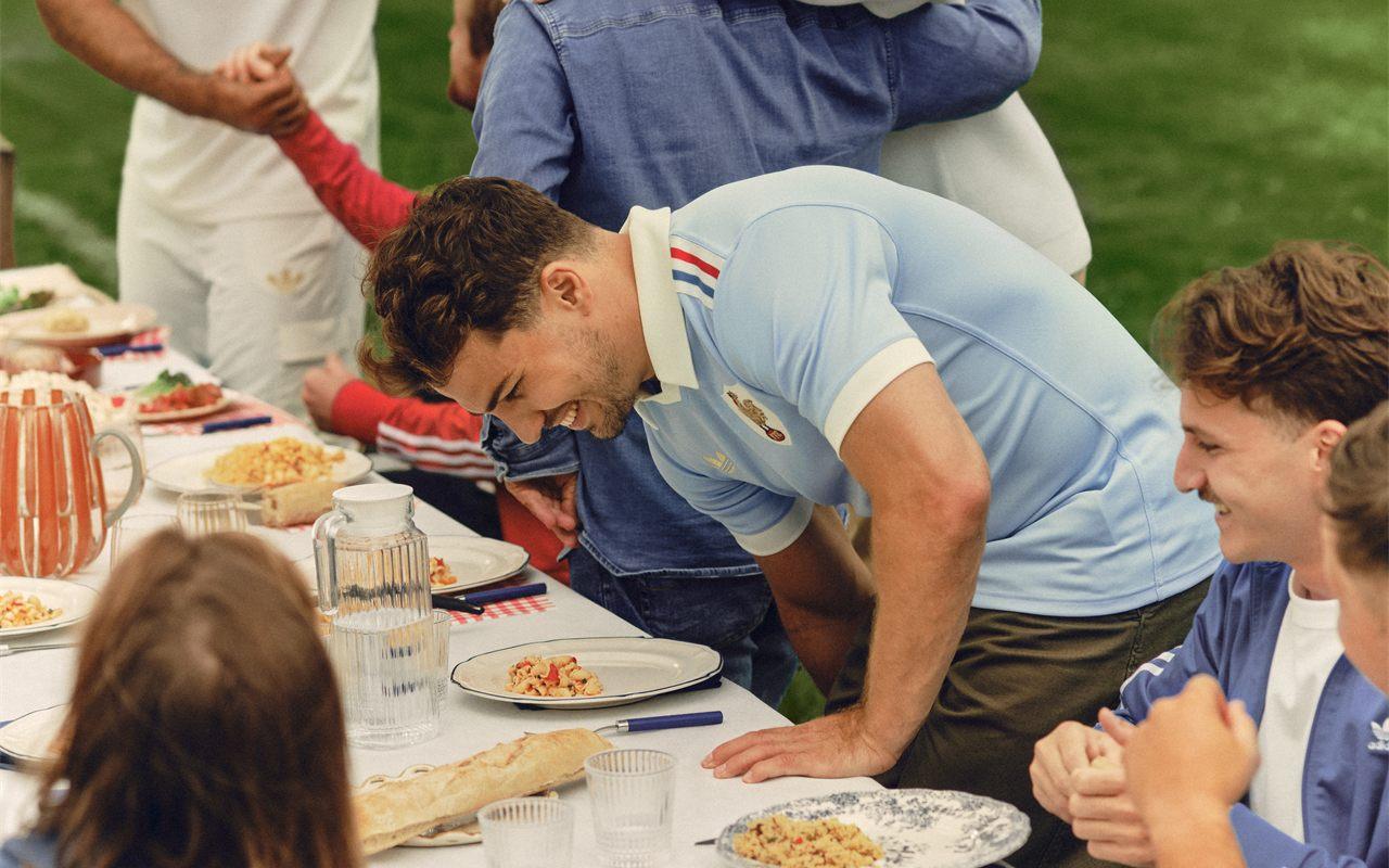Le bleu ciel et le trèfle d&rsquo;antan : adidas France Rugby 120 ans réveille toute la nostalgie du Crunch