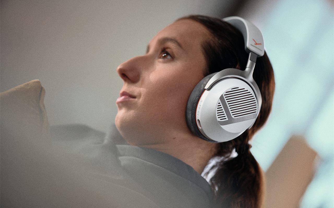 Profil du casque beyerdynamic MMX 130 sans fil, grille ouverte à fentes obliques