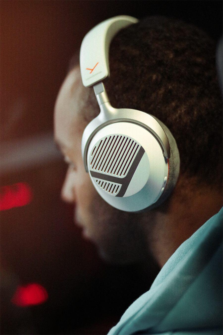 Joueur de profil portant le MMX 130 sans fil Blanc Arctique