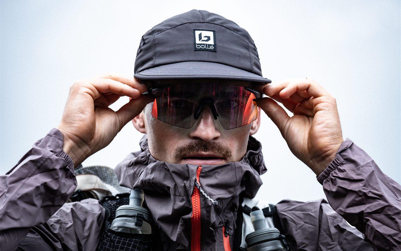 Un coureur ajuste la Bollé Skyrun aux verres Phantom teintés de rouge