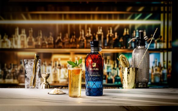 Dans le Brugal Colección Visionaria Edición 03, la noix de coco n&rsquo;effleure jamais le rhum : elle en imprègne le fût