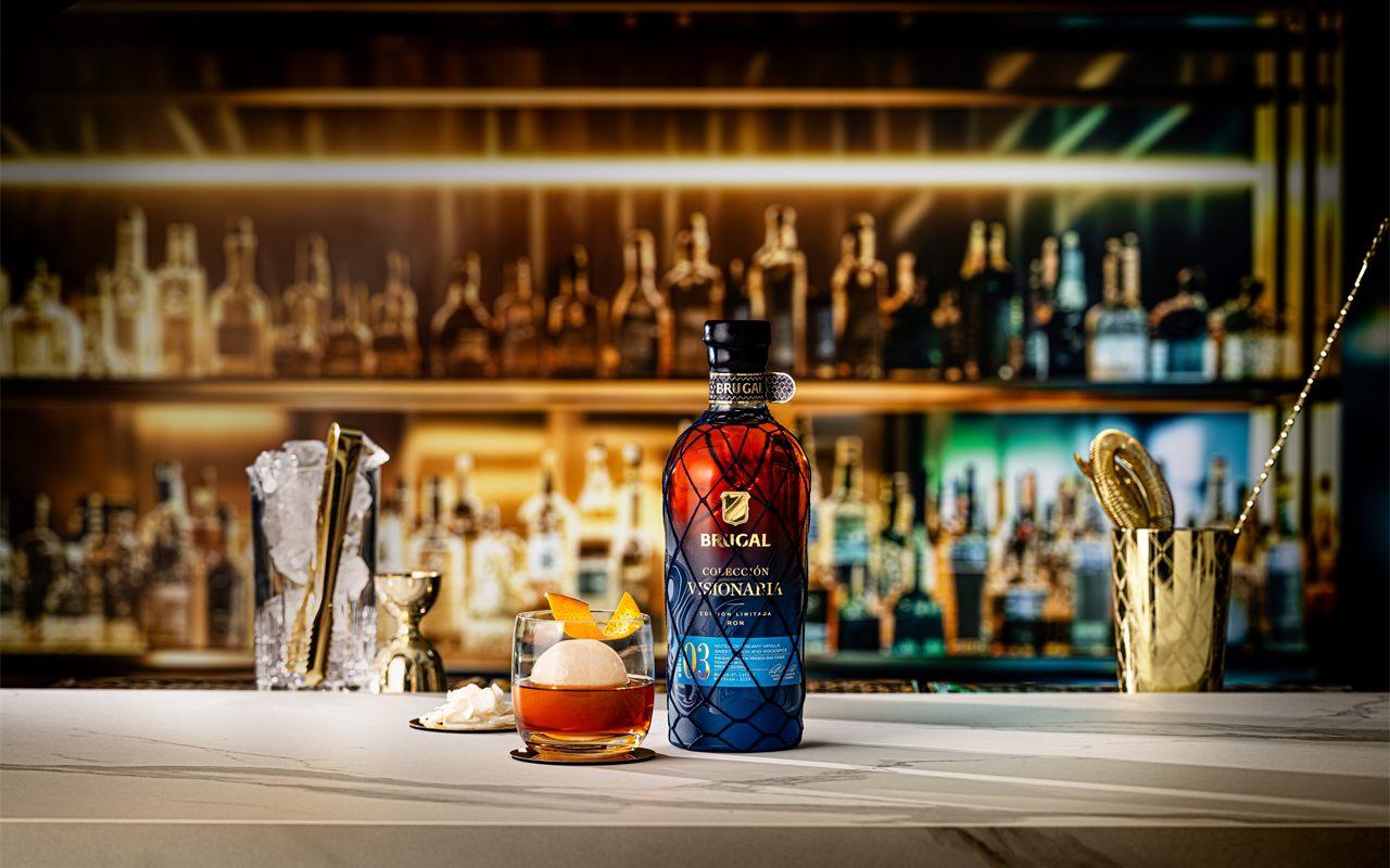 Rhum Brugal Coleccion Visionaria servi en old fashioned avec un glacon spherique et un zeste d'orange