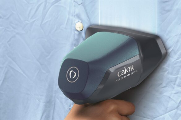 Vous connaissez la chemise qui danse sous la vapeur pendant que vous tentez de la défroisser ? Le nouveau Calor AeroSteam Elite l&rsquo;aspire pour la tenir à votre place.