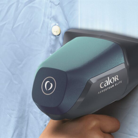 Vous connaissez la chemise qui danse sous la vapeur pendant que vous tentez de la défroisser ? Le nouveau Calor AeroSteam Elite l&rsquo;aspire pour la tenir à votre place.