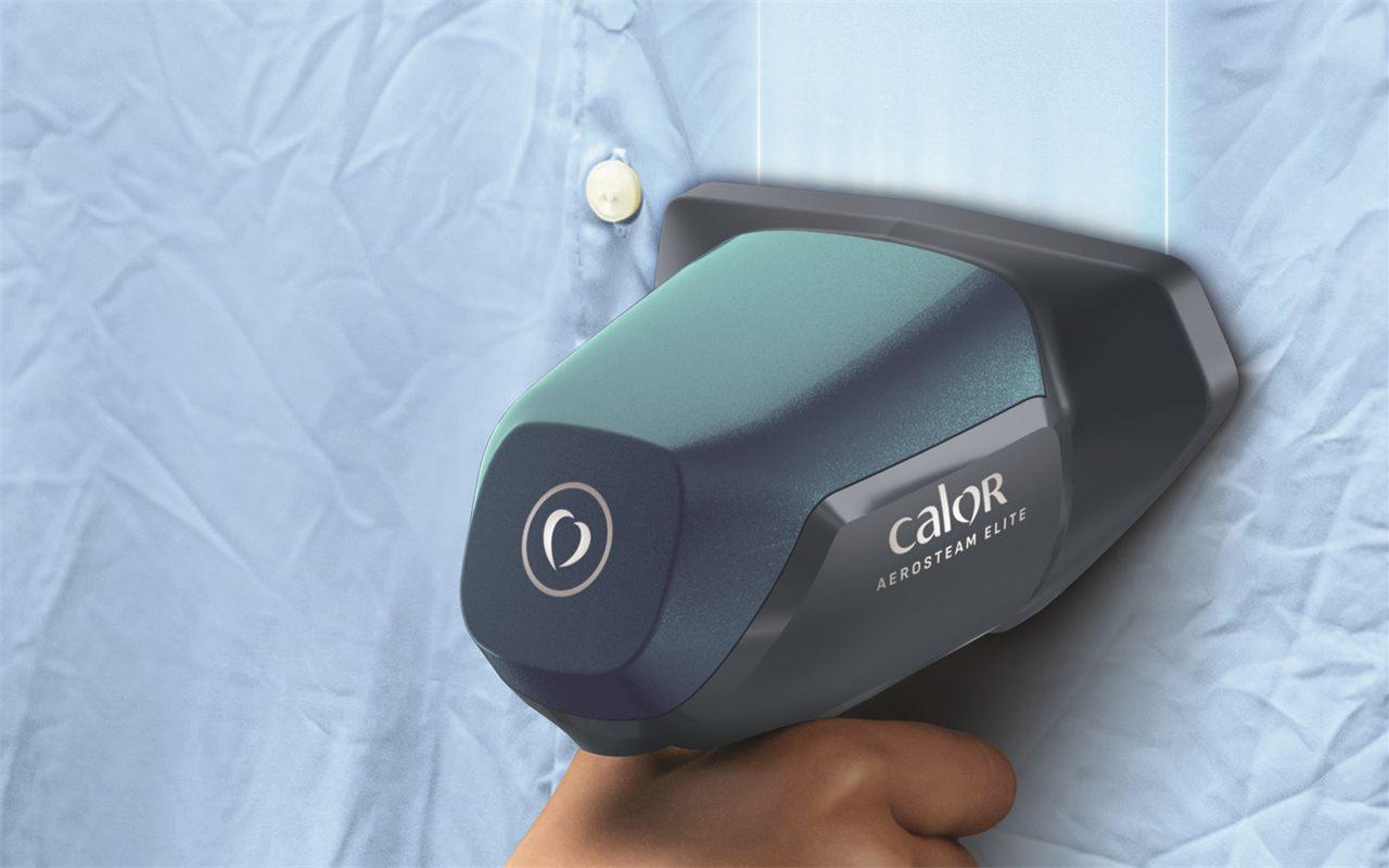 Vous connaissez la chemise qui danse sous la vapeur pendant que vous tentez de la défroisser ? Le nouveau Calor AeroSteam Elite l&rsquo;aspire pour la tenir à votre place.