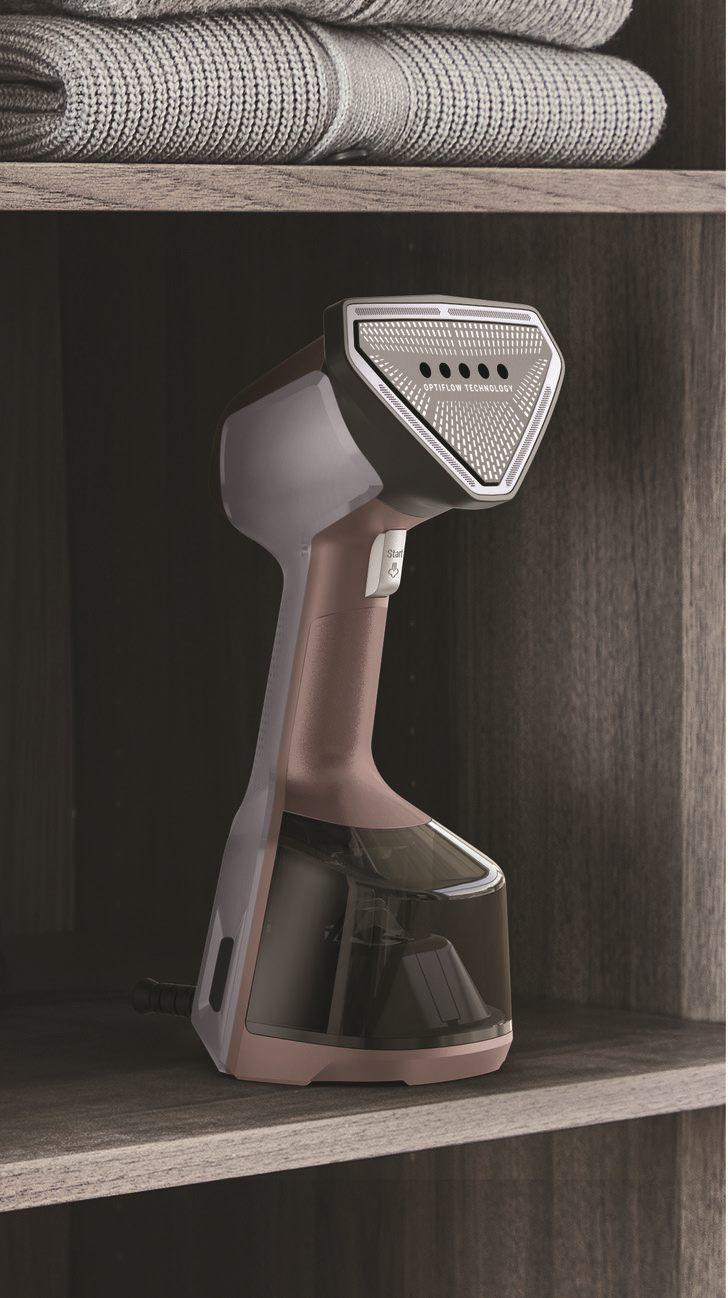 Le defroisseur Calor AeroSteam Elite gris et rose pose sur une etagere de dressing