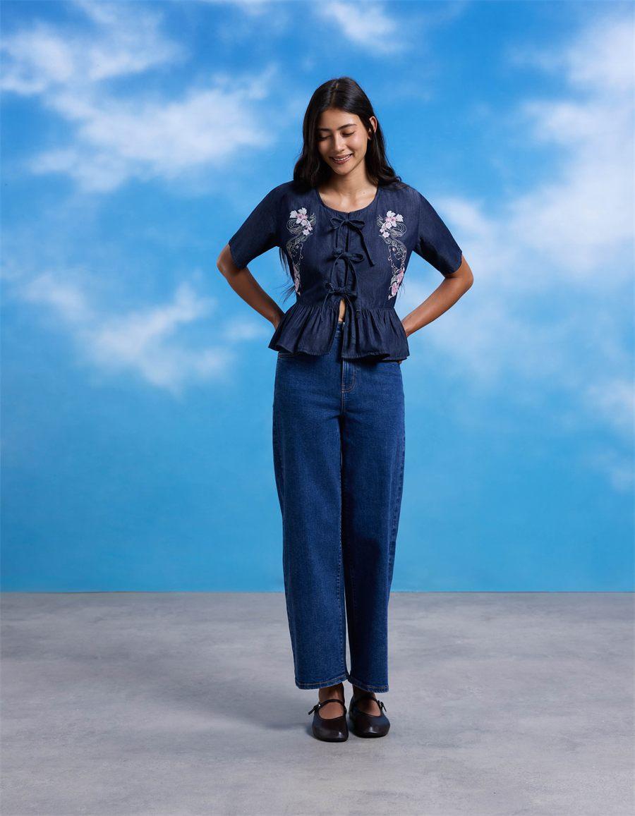 Chemisier bleu celio x Pokémon fermé par des nœuds, fleurs brodées et Mew caché
