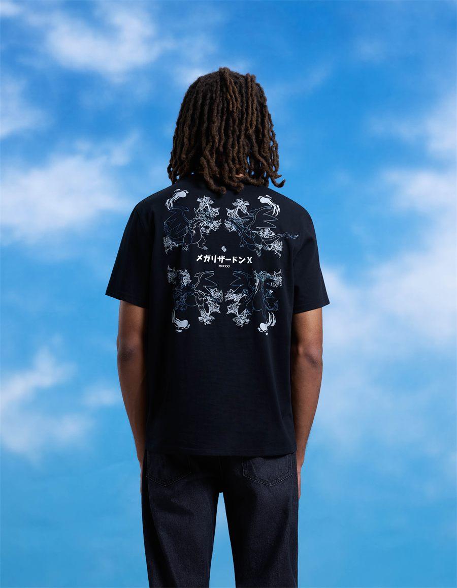 T-shirt noir Méga-Dracaufeu X celio x Pokémon, artwork bleu et fleurs
