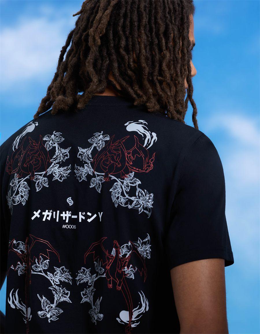 Détail du t-shirt Méga-Dracaufeu Y, contours rouges et calligraphie japonaise