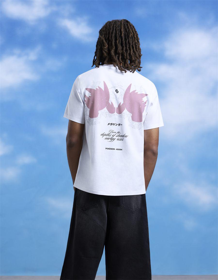 Méga-Ectoplasma en rose au dos d'un t-shirt celio x Pokémon exposé au soleil