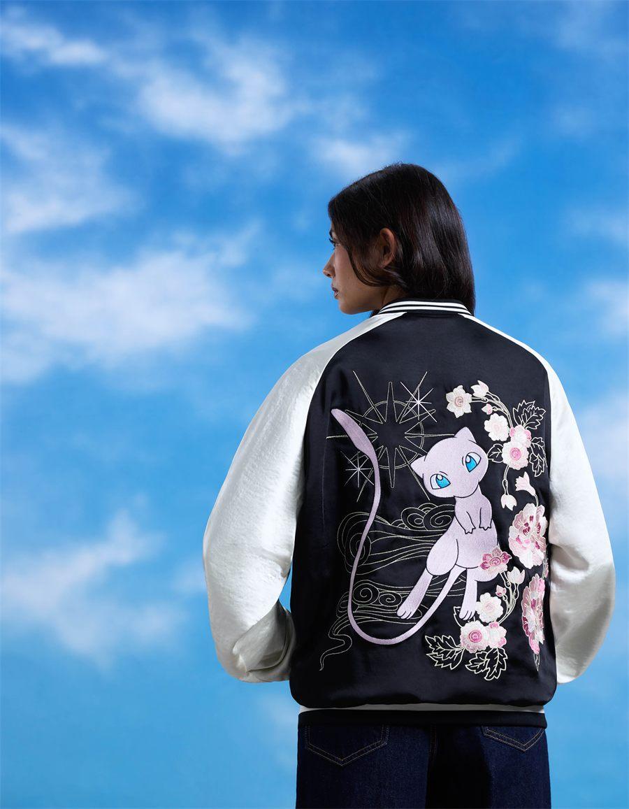 Veste brodée Mew celio x Pokémon, corps noir et manches écrues, pivoines roses au dos