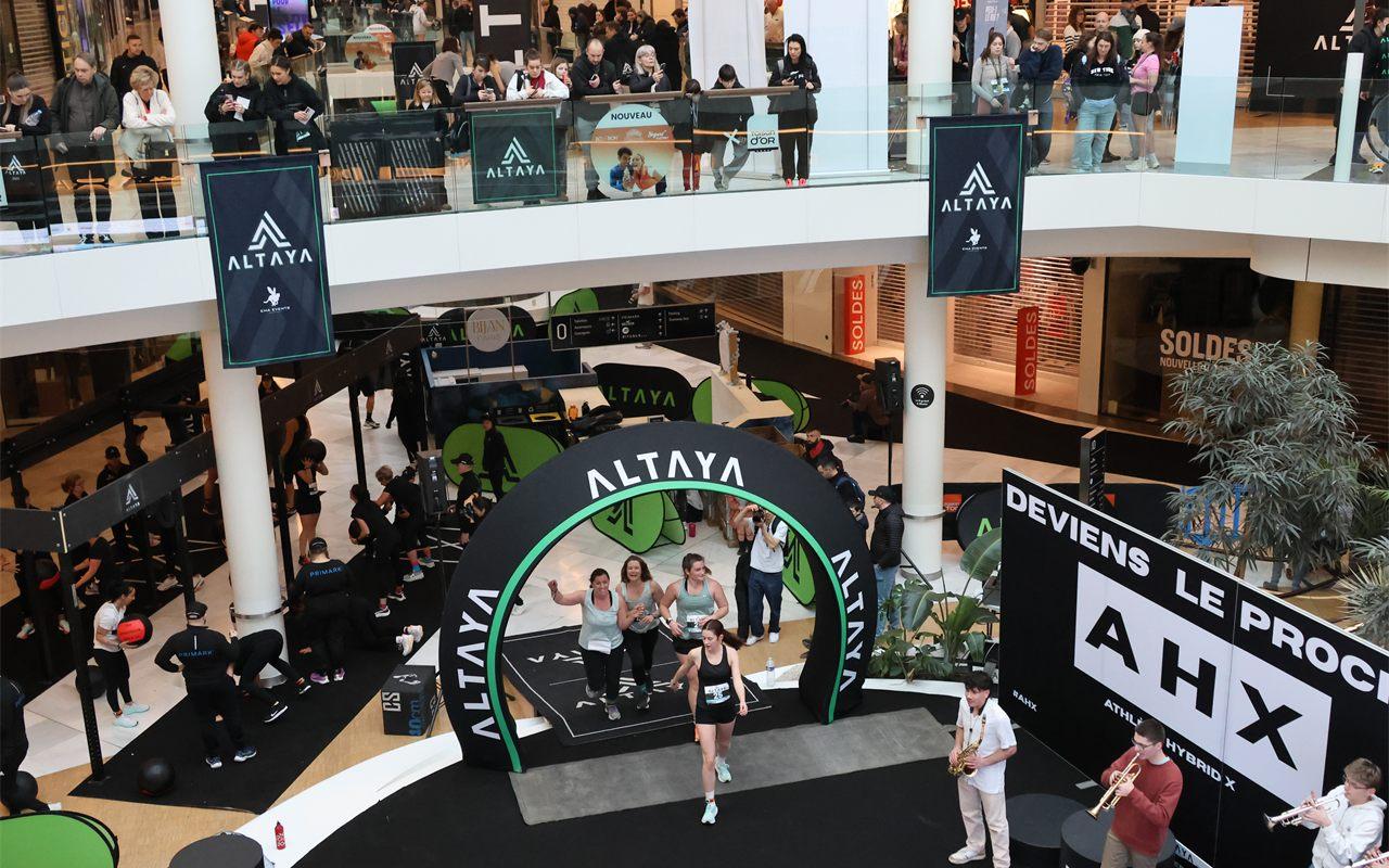 Arche d'arrivée ALTAYA 2026 avec des concurrentes qui franchissent la ligne devant le public