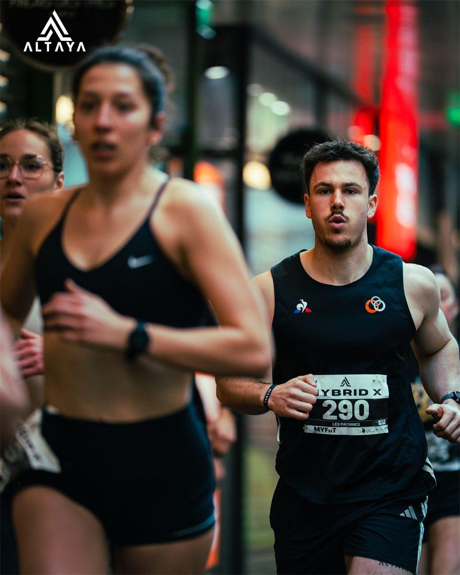 Coureurs en portion de course à pied avec un dossard Hybrid X