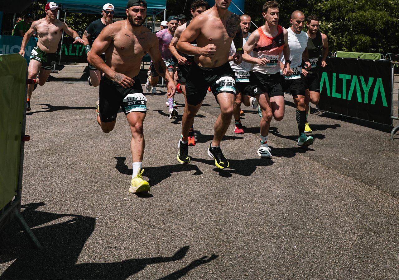 Départ d'une vague de coureurs ALTAYA en extérieur sous une arche gonflable