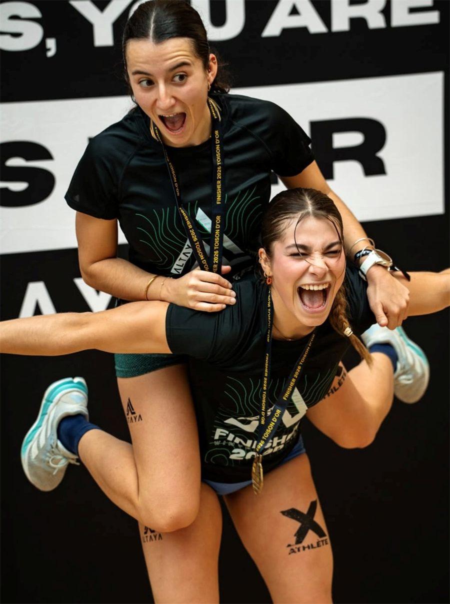 Deux finisseuses ALTAYA avec leur médaille et leur t-shirt finisher