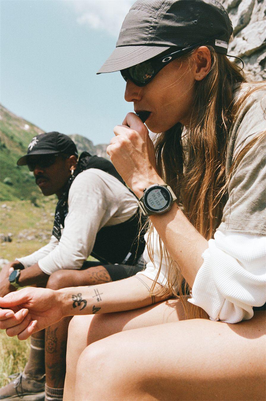 Deux coureurs en pause dans les Pyrénées, la COROS SATISFY APEX 4 au poignet