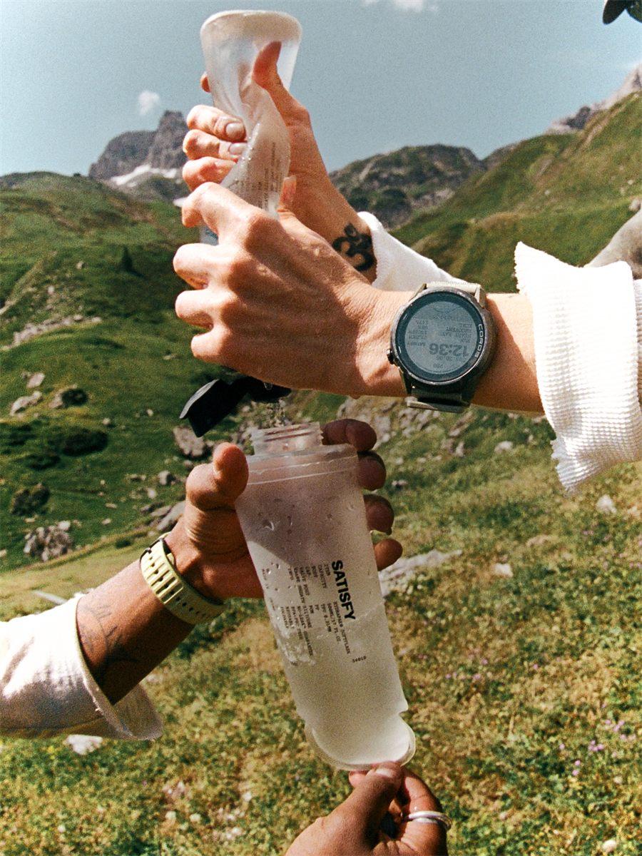 Ravitaillement en montagne avec une flasque SATISFY et la montre au poignet