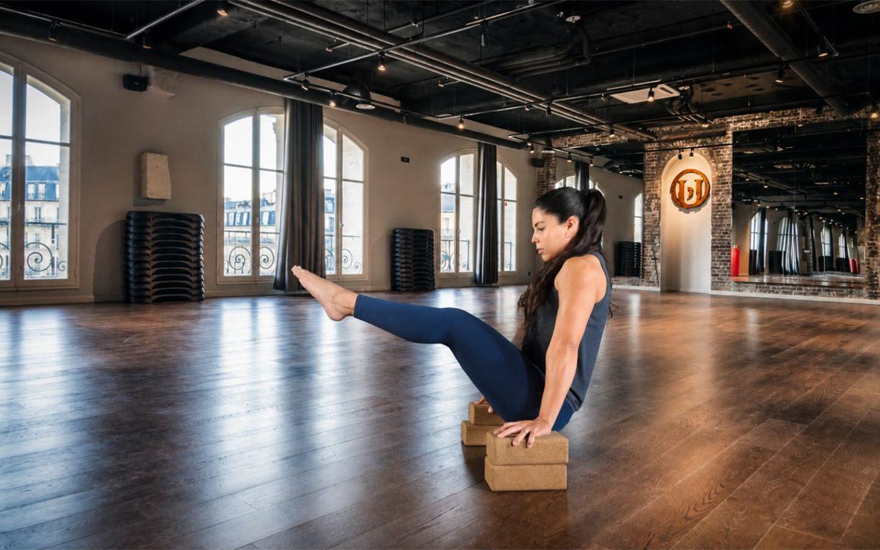 Exercice de gainage du cours Corps Accord dans le studio de L'Usine Saint-Lazare