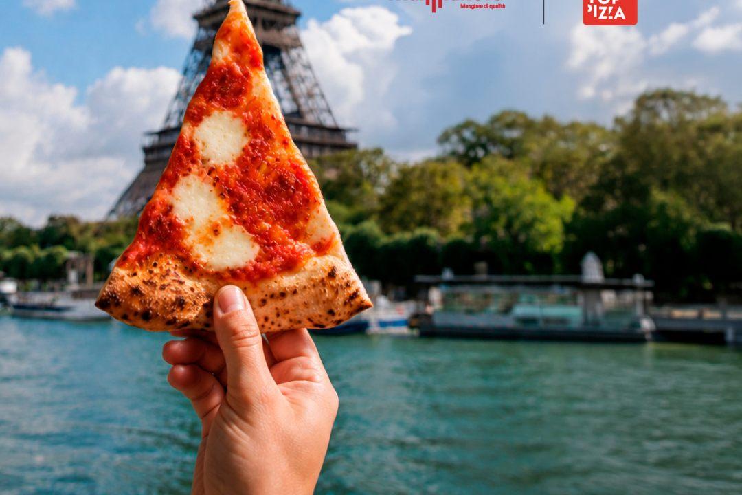 Part de pizza margherita tenue devant la tour Eiffel et la Seine, Paris Pizza Week 2026