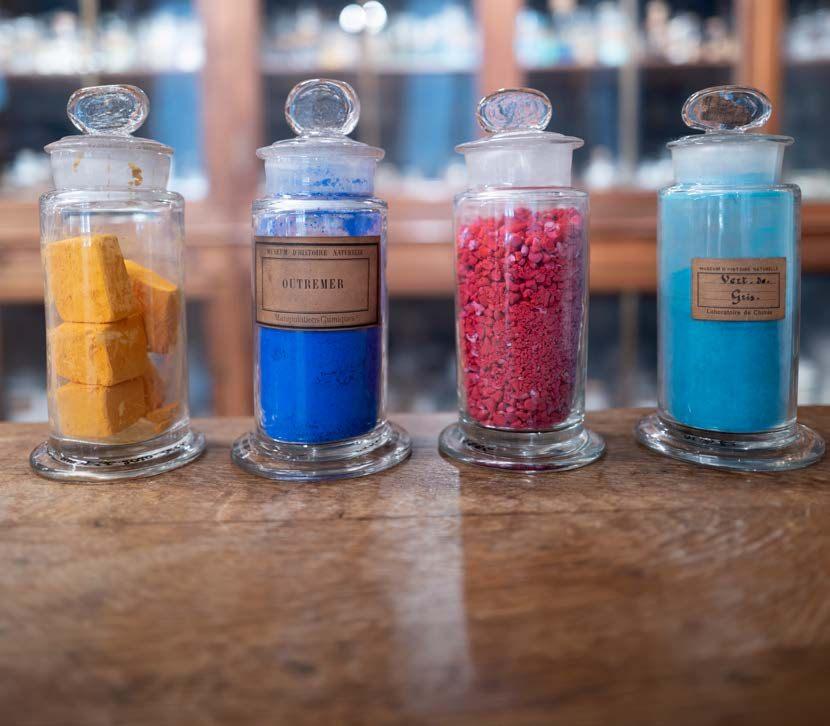 Les pigments du chimiste Michel-Eugene Chevreul dans leurs bocaux de laboratoire