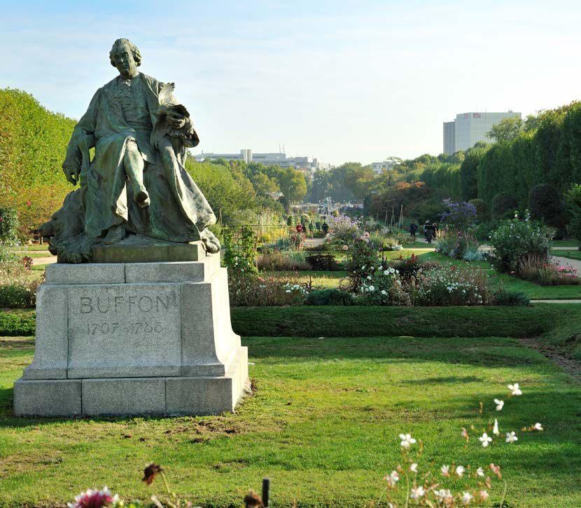 La statue du comte de Buffon dans une allee fleurie du Jardin des Plantes