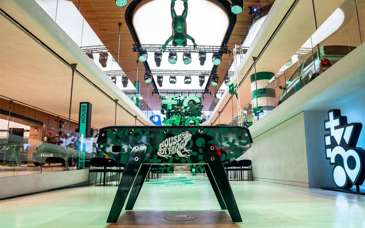 Baby-foot aux couleurs House of Frog et grenouille suspendue dans l'exposition Renault Twingo