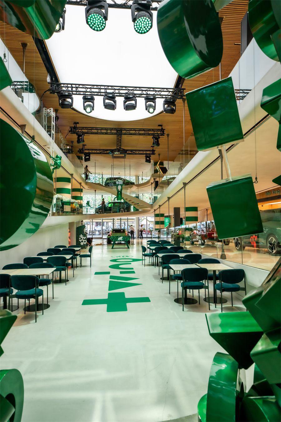 Scénographie verte et lumières de scène de l'exposition House of Frog au défilé Renault