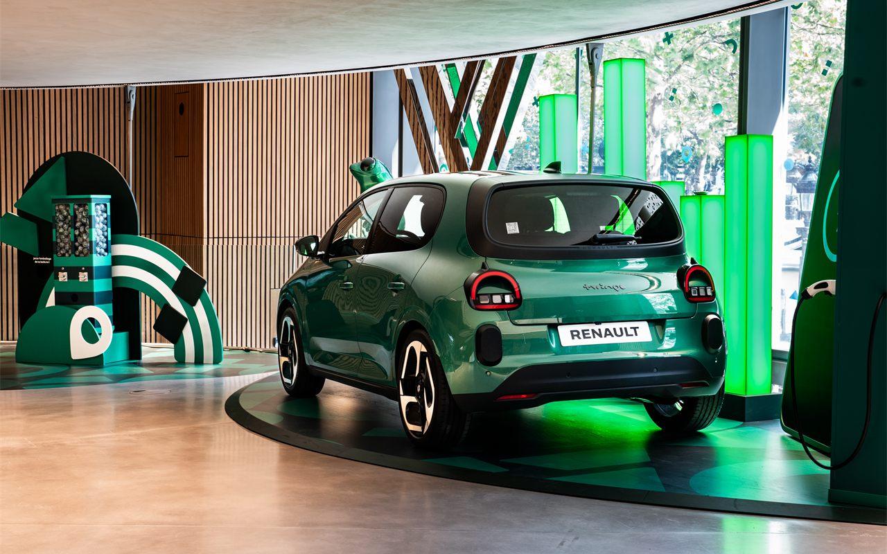 La Twingo E-Tech electric verte présentée dans la scénographie de House of Frog à Paris
