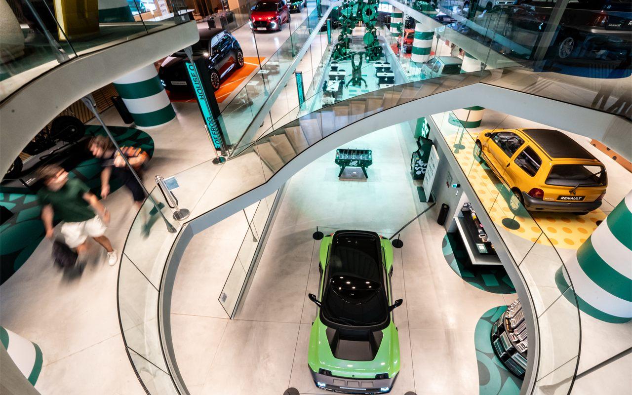 Plusieurs générations de Twingo réunies à l'exposition House of Frog, de la première à l'électrique