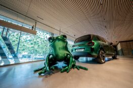 House of Frog : Twingo prolonge la fête tout l&rsquo;été sur les Champs-Élysées