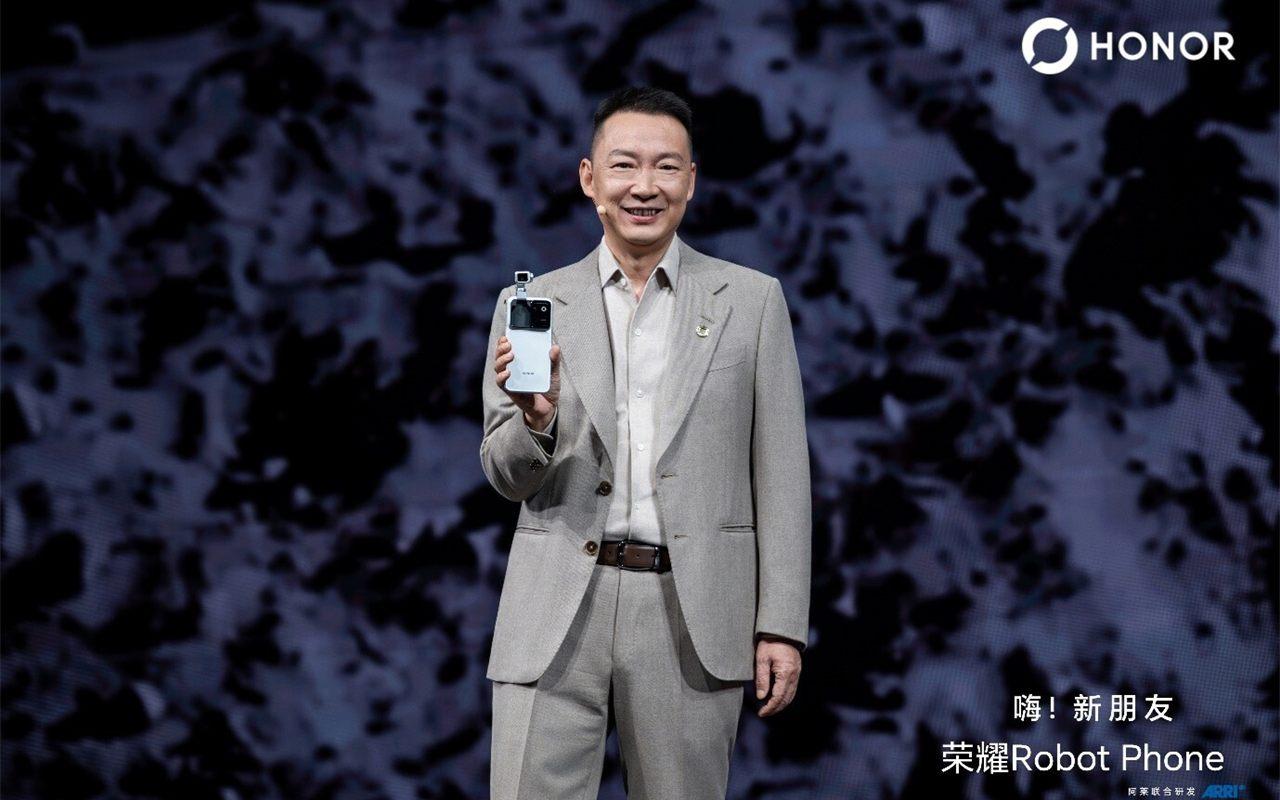 James Li, PDG de HONOR, présente le Robot Phone lors du lancement